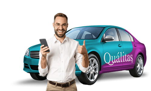 hombre-contento-cotizando-automovil-en-qualitas