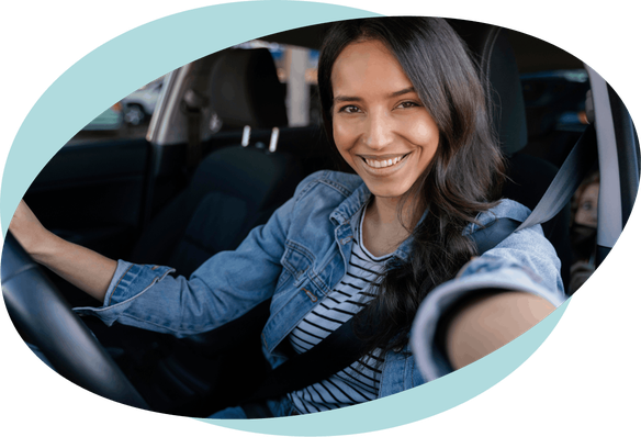 mujer-de-cabello-negro-dentro-de-un-carro-con-seguro-de-qualitas