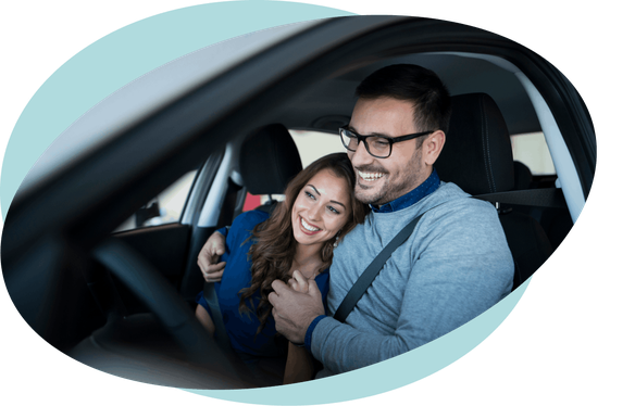 pareja-contenta-dentro-de-un-carro-con-seguro-de-qualitas